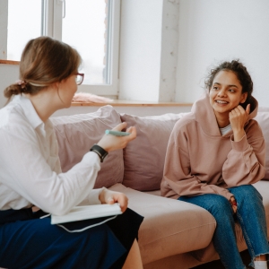 Est-ce qu'il fait preuve d'une bonne posture ?